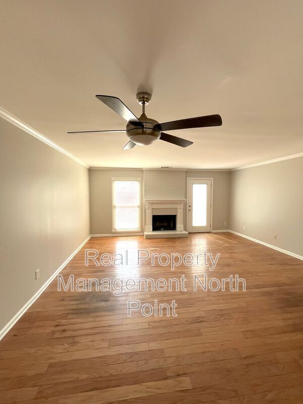 Photo - 585 Wedgewood Dr