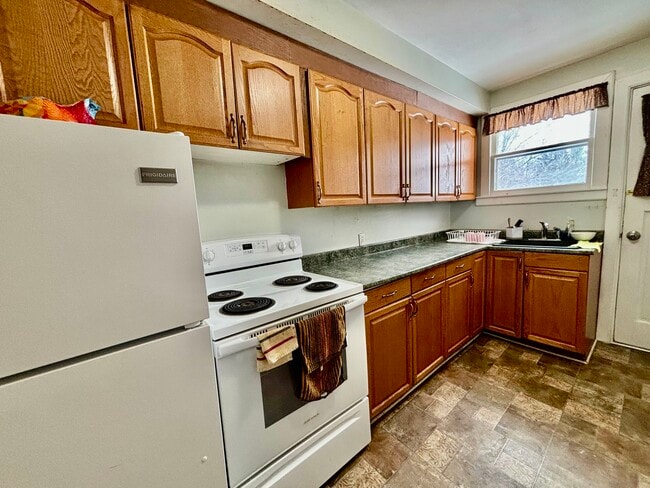 Building Photo - 3 Bedroom Apartment for Rent – Available April 1st Unit 767