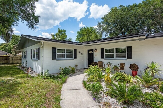 Building Photo - Beautiful 4/3 home With Attached Mother In...