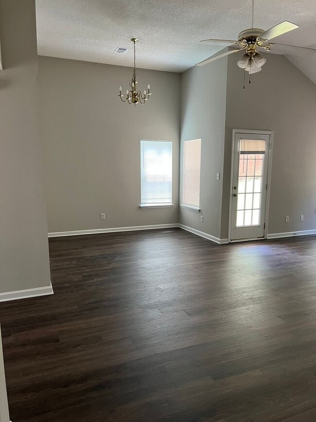 Photo - 1010 Salford Pl