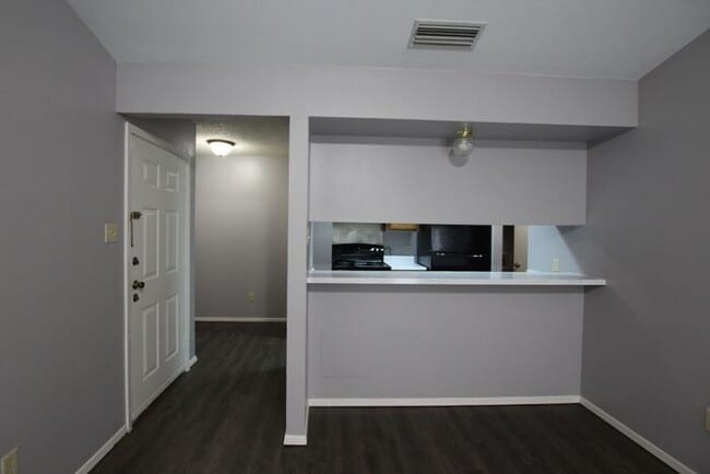 Photo - 1 Bed 1 Bath, Upstairs Apartment Unit at H...