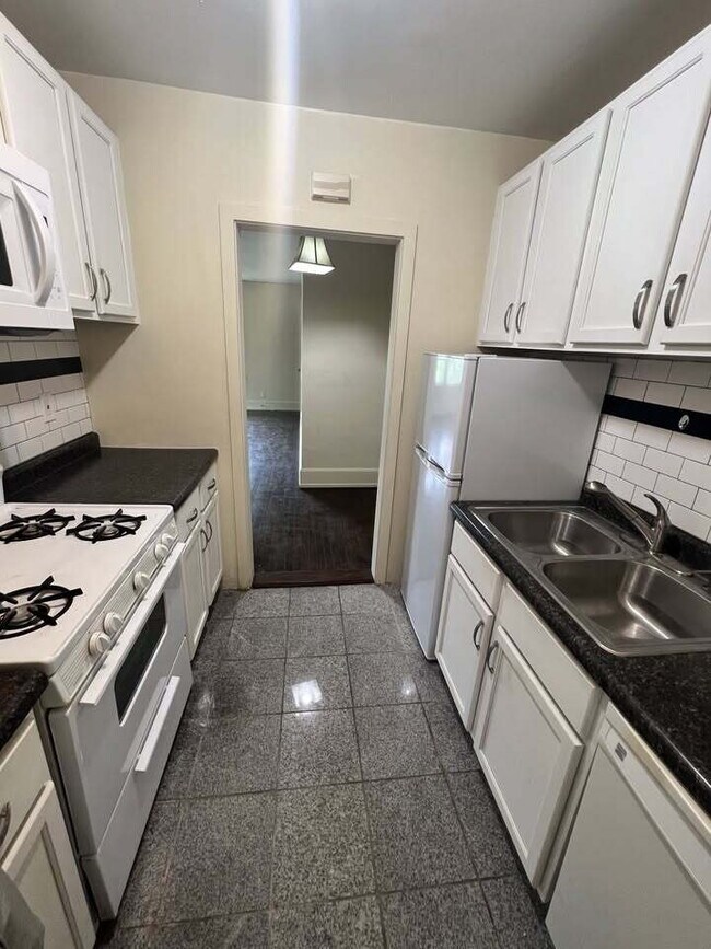 Photo - 1 Br / 1 Ba Historical Apartment in a Beau... Unit #3