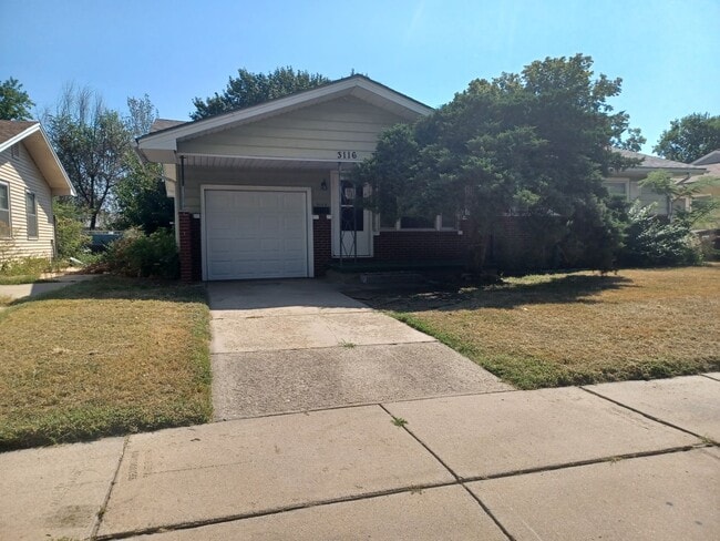 Building Photo - Spacious 3 bedroom / 1 bath home on South side