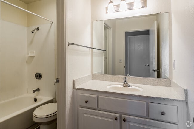 2HAB, 1BA -850SF - Courtside Village Apartments