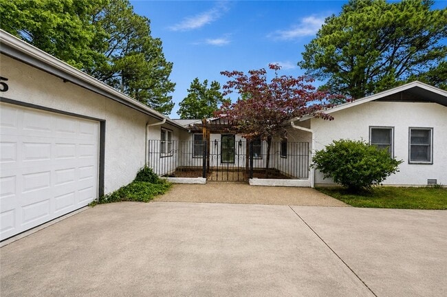 Photo - 315 E Fairway Ln