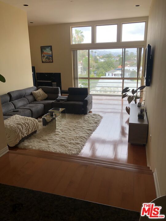 Photo - 10432 Eastborne Ave Unidad 304