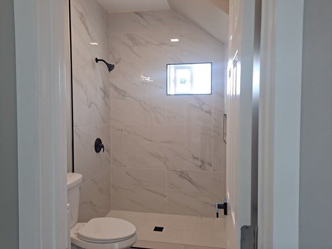 Photo - Pacific Beach STUDIO near crown pointpartment - Hardwood Flooring,  Washer/Dryer on Site Unit 2125