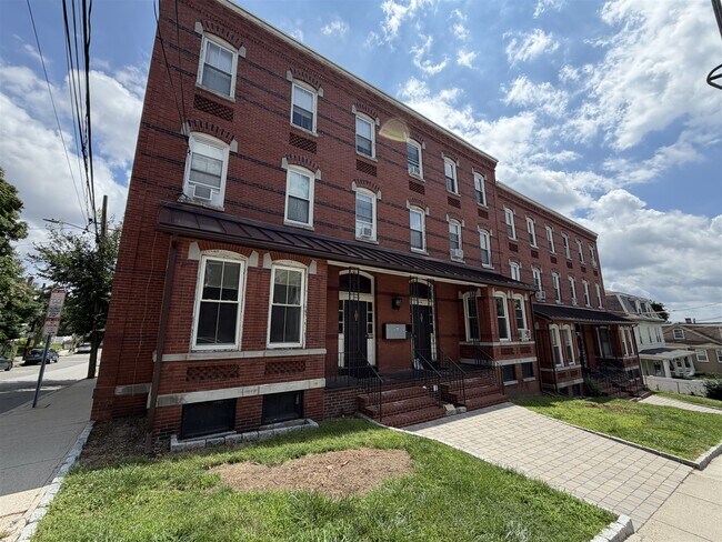 Building Photo - 41 Laurel St Unit 1