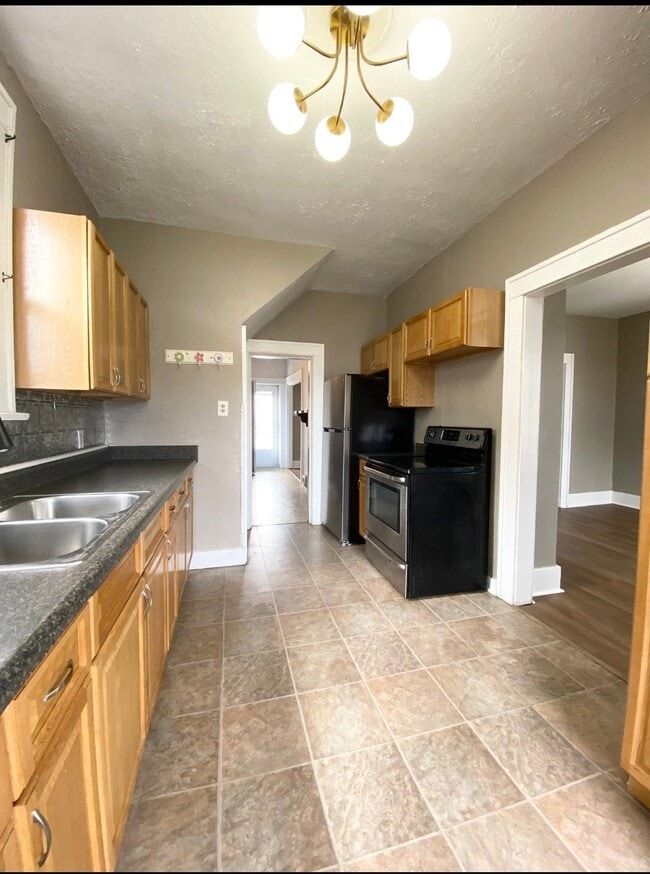 Photo - 830 Crest Ave