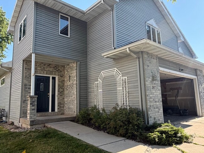 Building Photo - 207 Llanos St