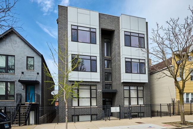 Front Exterior Street View - 1338 W Cullerton St Apartments