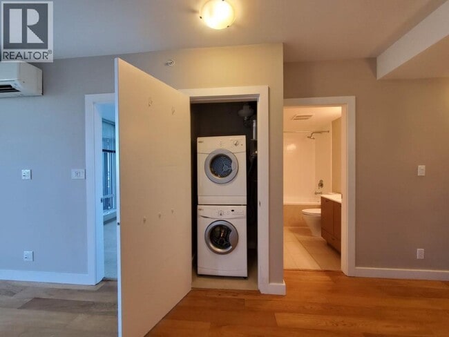 Photo - 5511 Hollybridge Way Unité 6F