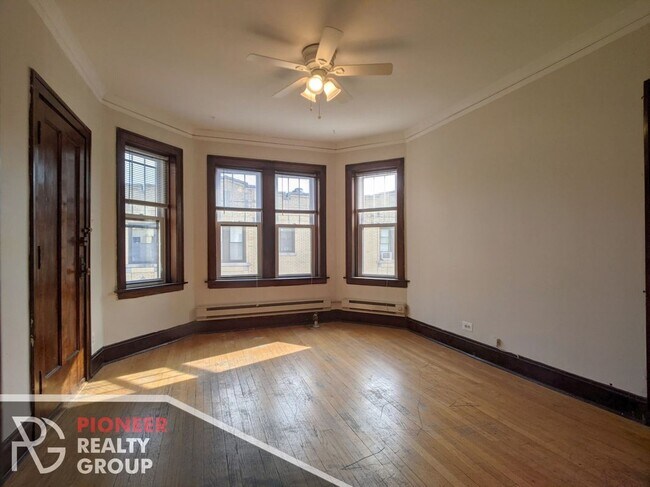 Building Photo - 3821 N Greenview Ave Unit 2W