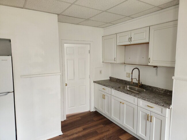 Photo - Spacious 5-Bedroom Apartment in Nashua, NH - Don't Miss Out! Unit 10A
