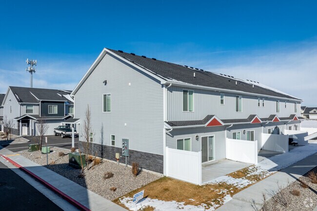 Building Photo - Southbridge Townhomes