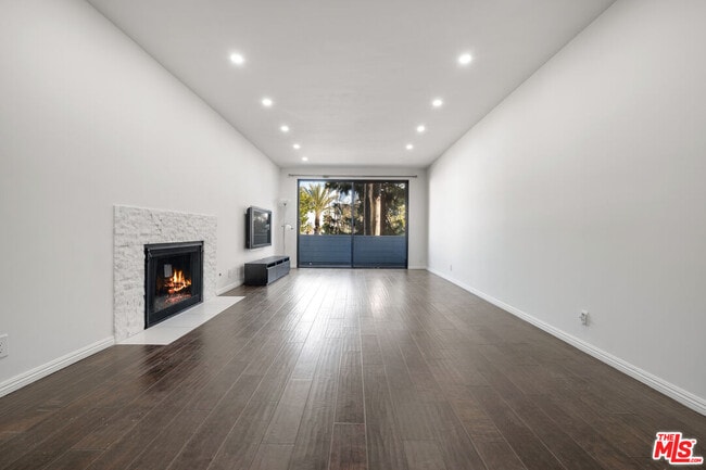 Photo - 310 Tahiti Way Unidad 203