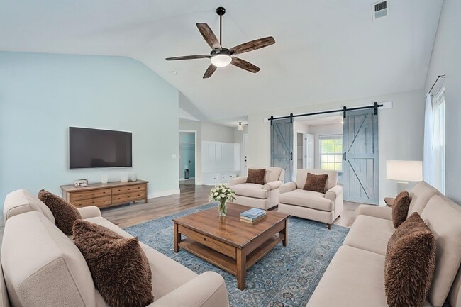 Building Photo - Spacious Home Near Downtown Summerville!