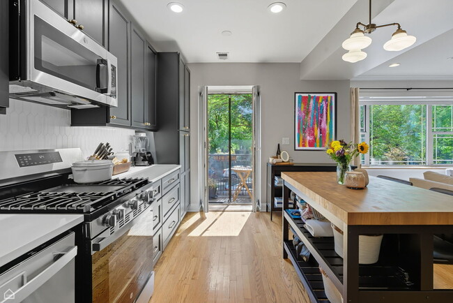 Photo - 1210 W Roscoe St