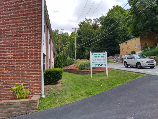 BUILDING FRONT EXTERIOR - 4909 Verona Rd Apartments