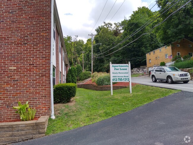 BUILDING FRONT EXTERIOR - 4909 Verona Rd Rental