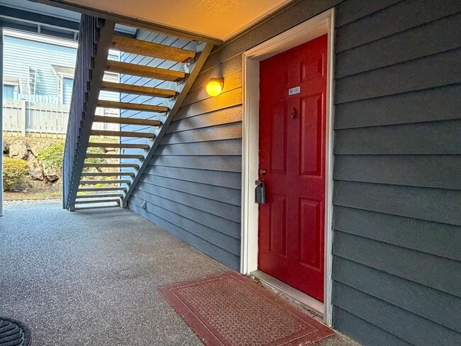 Photo - 16817 Larch Way