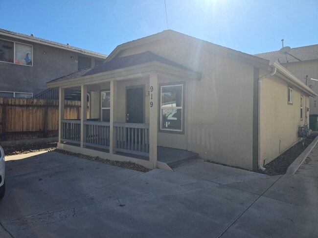 Building Photo - Little home with laundry room