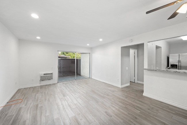 Photo - 7932 Mission Center Ct Unidad i