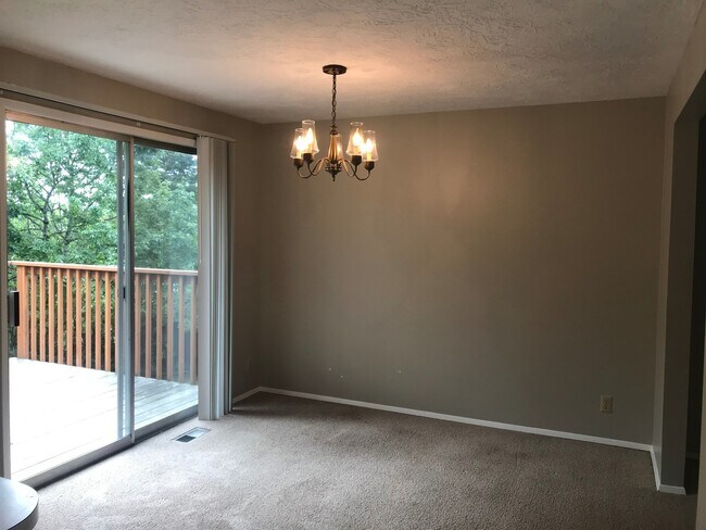 Photo - Spacious Split Level near Putnam High School