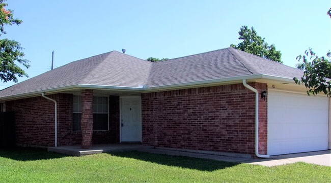 3 BED 2 BATH 2 CAR GARAGE HOME- NW OKC - 3 BED 2 BATH 2 CAR GARAGE HOME- NW OKC