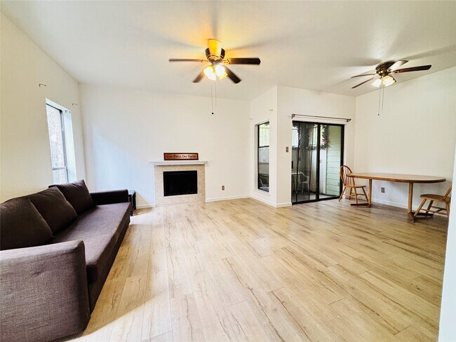 Building Photo - 6602 Harbor Town Dr Unit 505