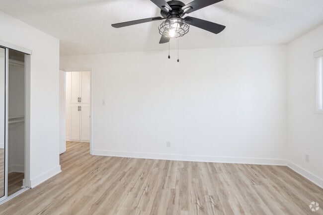 2BR, 1BA - 986SF - Second Bedroom