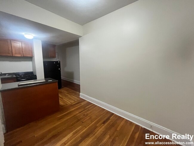 Building Photo - 1788 Beacon St Unit 2A