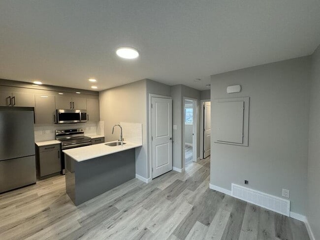 Photo - 4305-4338 38 St