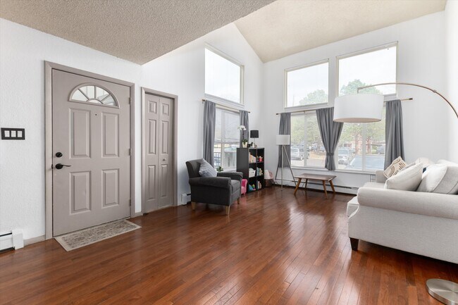 857 S Van Gordon Ct Unidad 3 Bed/2 Bath light condo