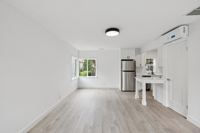 Photo - Newly Renovated Top Floor 1-Bedroom in Downtown North (Palo Alto) Unidad Everett 558-B