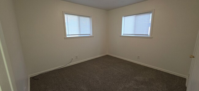 Photo - 2 Bedroom house with garage, $950!!