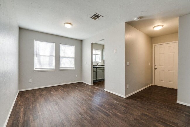 Photo - 109 E Colcord Ave