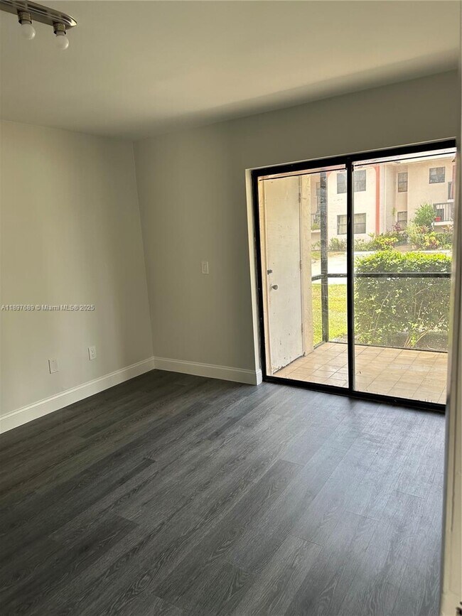 Photo - 855 NE 209th St Unidad 103-34