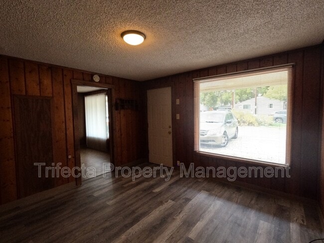 Photo - 105 E Stuart St
