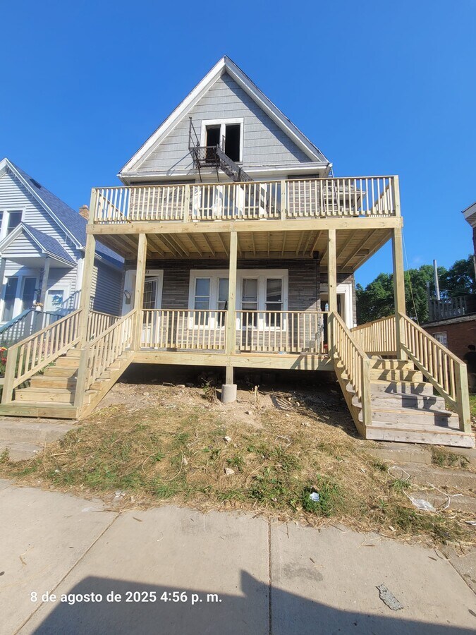 Photo - 1233 W Windlake Ave Unit 1233A
