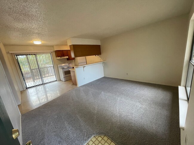 Photo - Cosy 2-1 1/2 with a great yard! Unit B