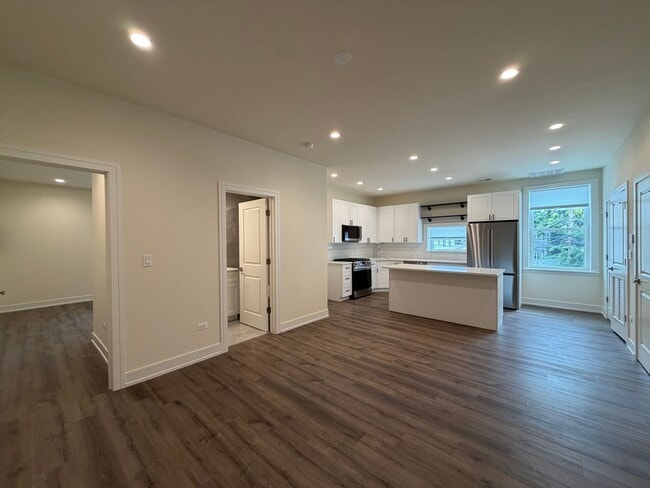 Building Photo - 916 W Belmont Ave Unit 916-2N