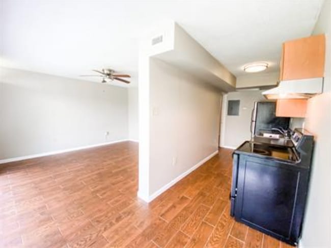 Photo - 2990 Rhodes Cir S