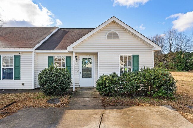 Building Photo - Updated 3 Bedroom 2 Bathroom close to Downtown Raleigh! Available NOW