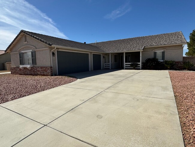 Apple Valley - Beautiful 4 Bedroom / 2 Bat... - Apple Valley - Beautiful 4 Bedroom / 2 Bat... House