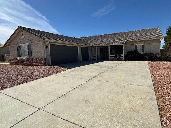 Building Photo - Apple Valley - Beautiful 4 Bedroom / 2 Bat... Rental