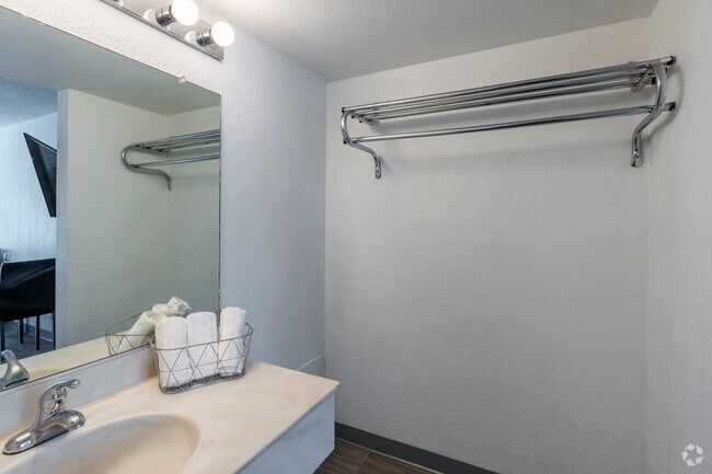 Studio, 1 BA - 250 Sq Ft