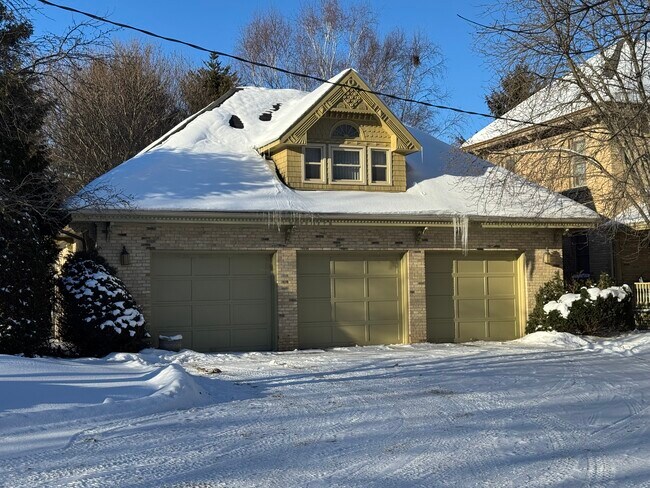 Building Photo - 14038 Medway Rd Unit Coachhouseapartment