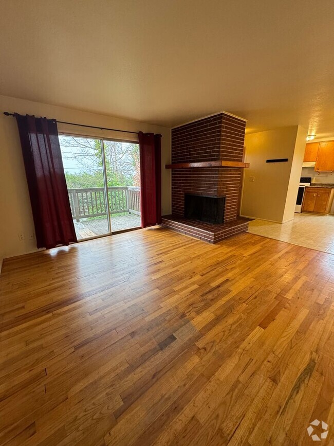 Building Photo - 2-Bedroom, 1-Bath Duplex In The Friendly S... Rental