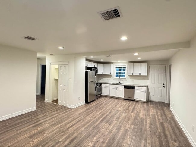 Photo - 122 Oak St